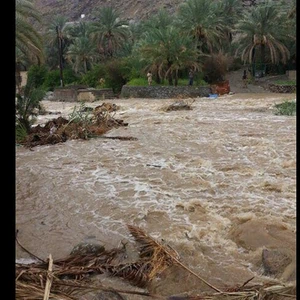 بالصور: تشكل السيول في منطقة الخابورة في عُمان  