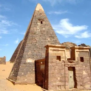 تتميز هذه الأهرامات ببناء مُختلف عن تلك التي في مصر