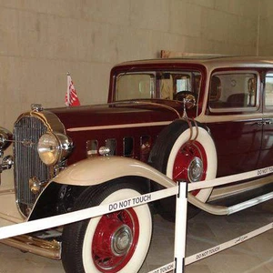 صورة السيارة الوحيده من نوعها في العالم صنعت خصيصأ للملك الحسين بن طلال