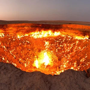 تركمانستان- فوهة من النار ناتجة عن وجود الغاز الطبيعي الدائم الاشتعال