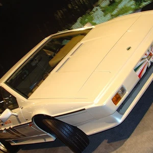 صورة للسيارة التي كان يستخدمها الملك الحسين بن طلال فـي سباق السيارات