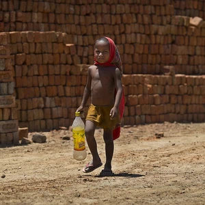 طفل هندي يجلب المياه لعائلته