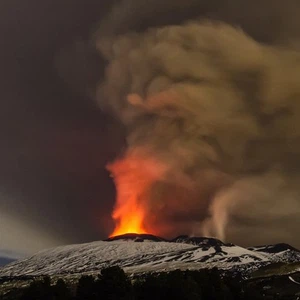 صور رائعة لثوران بركان إتنا في إيطاليا