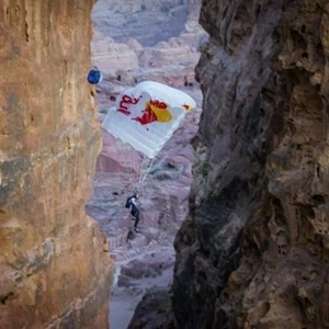 بالصور.. قفزة تاريخية فوق مدينة البتراء