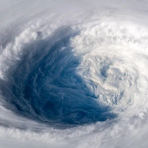 صور مذهلة من محطة الفضاء الدولية للإعصار ترامي ( المحيط الهادئ )