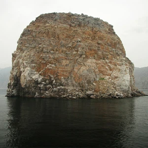 جزيرة صخرية في وسط البُحيرة 