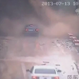 انزلاق أرضي يسحق سيارة على طريق جبلي في الصين