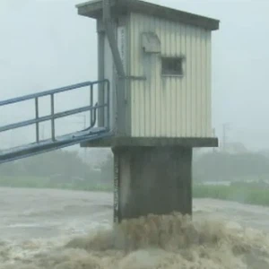  بالفيديو : اعصار قوي ضرب منطقة قسيم باشا في اسطنبول 