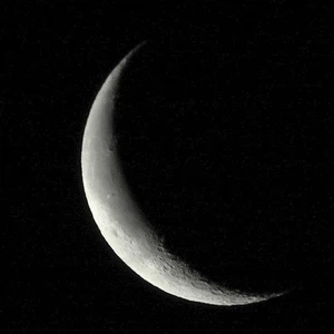 عندما يظهر القمر من الشرق كالهلال ، فذلك دلالة على اقتراب انتهاء الليل و قُرب انتهاء الشهر القمري