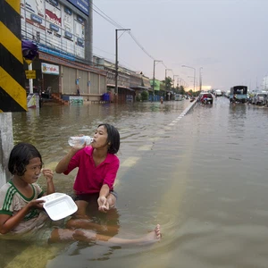 بالصور : كيف يتعامل التايلانديون مع الفيضانات 