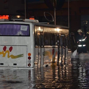بالصور : الآثار التي تركها الإعصار القوي في اسطنبول 