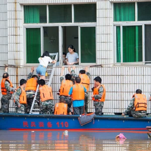 بالصور.. وفاة 15  شخصًا وإجلاء مئات الآلاف في فيضانات بجنوب الصين