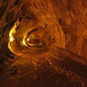 11 صورة رائعة لأنابيب الحمم البركانية حول العالم