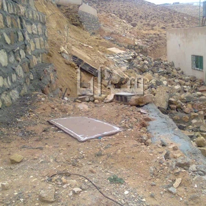بالصور: نجاة اسرة من انهيار جدار استنادي بوادي موسى نتيجة الامطار