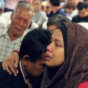 شاهد صدمة أهالي مفقودي الطائرة الماليزية بالصور