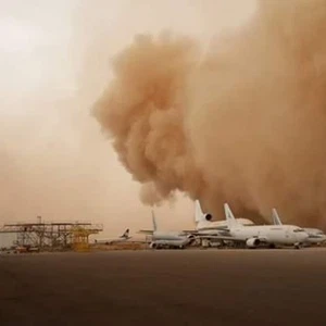 شاهد كيف انعدمت الرؤية الأفقية في مطار الملك عبدالعزيز بجدة خلال العاصفة الرملية 