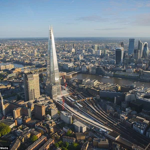 An adventurer who takes amazing pictures that reveal the beauty of London from the air