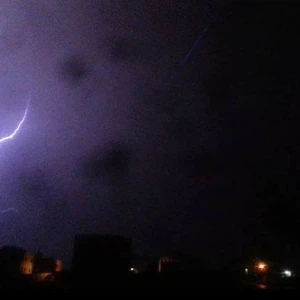 البروق تضي سماء الأردن