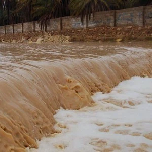 هروب المتنزهين من سيل جارف داهم الوادي   