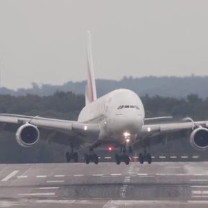 بالفيديو: هبوط خطر للطائرة الأضخم في العالم بسبب الظروف الجوية