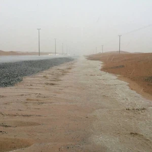 تشكل السيول على جوانب الطرقات