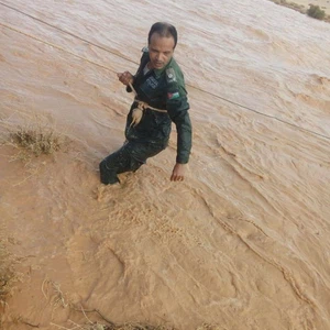 Witness ... The rescue of people of Arab nationality their vehicle surrounded the waters of floods in the east of the Kingdom