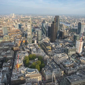 An adventurer who takes amazing pictures that reveal the beauty of London from the air