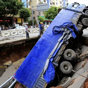 حفرة بسبب انهيار في شارع بمدينة فوجو، الصين، 14أغسطس/آب 2014