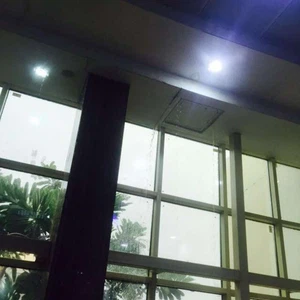 أمطار جازان.. تسرب المياه من لمبات كلية البنات