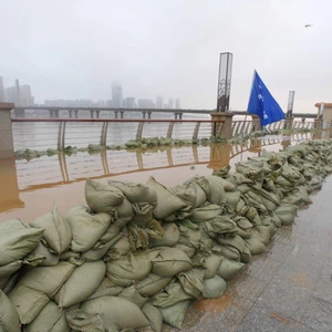 بالصور.. وفاة 15  شخصًا وإجلاء مئات الآلاف في فيضانات بجنوب الصين