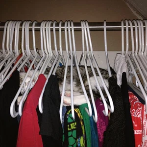 النوم داخل خزانة الملابس