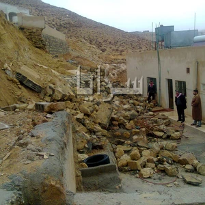 بالصور: نجاة اسرة من انهيار جدار استنادي بوادي موسى نتيجة الامطار