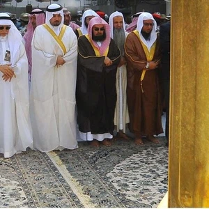  أمير منطقة مكة المكرمة يتشرف بغسل الكعبة المشرفة  