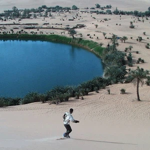 بالصور : واو الناموس .. مصدر مائي عجيب وسط الصحراء الليبية الحارقة 