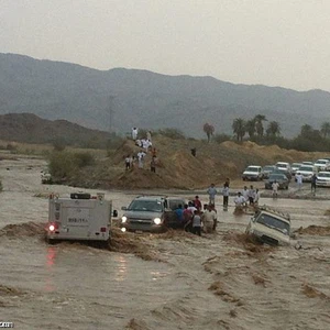 لحظات رعب لشابين جازفا بعبور سيل جارف بمنطقة الجوف 