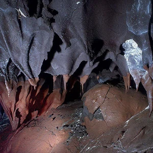11 صورة رائعة لأنابيب الحمم البركانية حول العالم