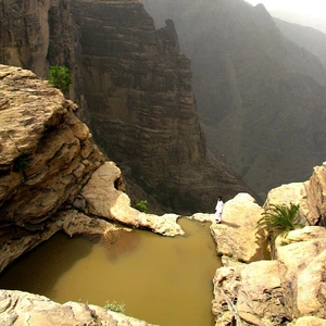 بركة ماء على شكل شبه الجزيرة العربية في جبال القهر