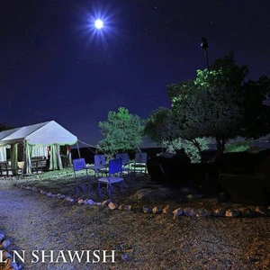 مشهد للمخيم ليلاً