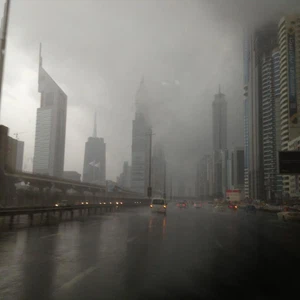 بالفيديو: صباح ماطر في دبي وعدد من الإمارات الشمالية 