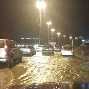 أمطار متوسطة إلى غزيرة على مكة المكرمة و الطرقات تفيض بالمياه - تويتر
