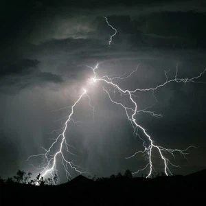 البروق تضيء سماء الإسكندرية للمرة الأولى لهذا الموسم