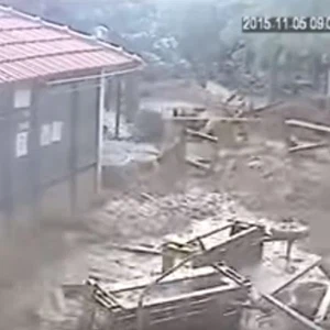 هذا ليس تسونامي اليابان .. إنها سيول منطقة وادي الشتا غرب العاصمة الأردنية عمّان