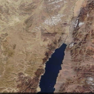 تراكمات ثلجية نادرة في مرتفعات العقبة جنوب الأردن و جبال اللوز في السعودية