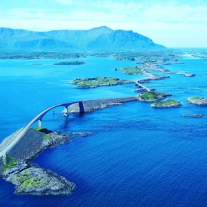 الطريق الأطلسي، يقع في النرويج، ويمتد على مسافة 7 جسور, ويطل على المحيط الأطلسي.