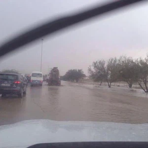 بالصور : أمطار رعدية غزيرة و سيول في منطقة الوفرة جنوب الكويت 