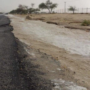 بالصور : أمطار رعدية غزيرة و سيول في منطقة الوفرة جنوب الكويت 
