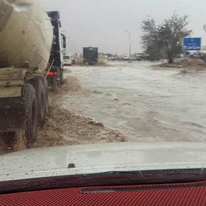 بالصور : أمطار رعدية غزيرة و سيول في منطقة الوفرة جنوب الكويت 