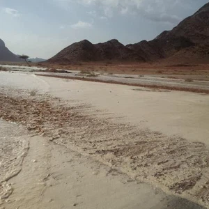 مشاهد من بداية تشكل السيول في محافظة الوجه
