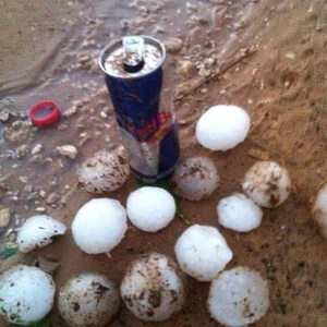 صور مرعبة : برد بحجم فناجين القهوة في الجوف 