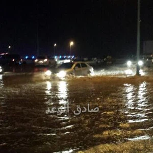 بالصور : أمطار غزيرة في القصيم و شوارع الرس تغرق بمياه الأمطار